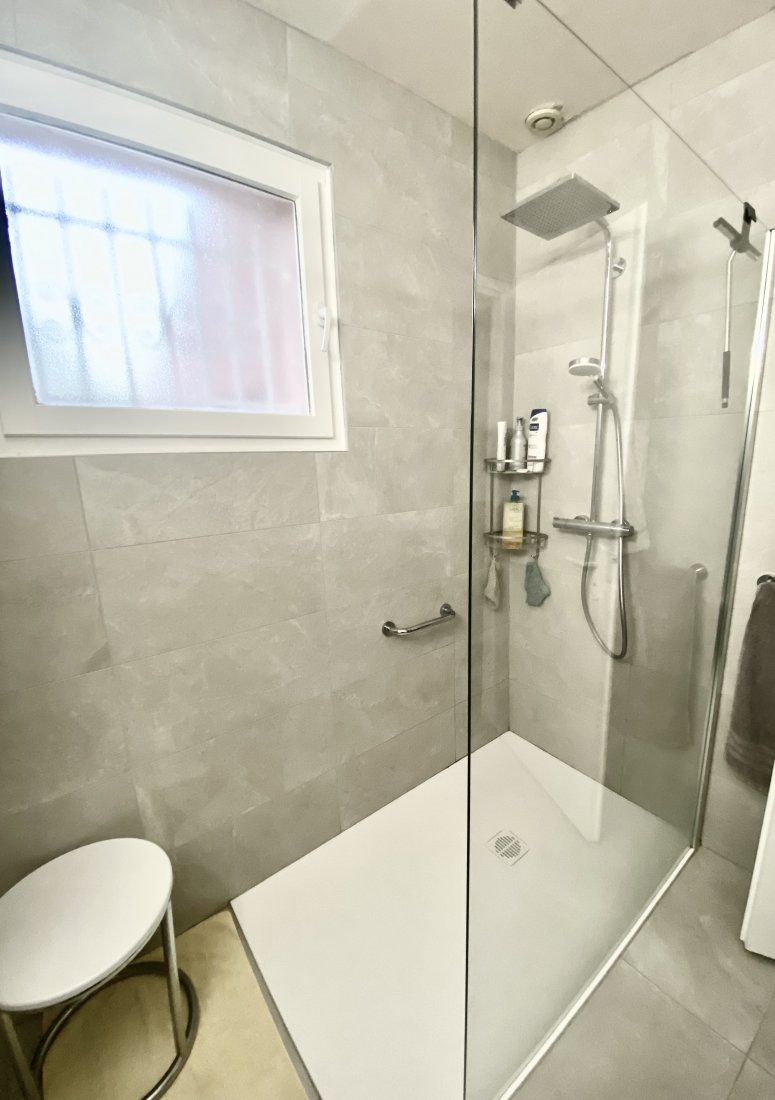 Transformation moderne de salle de bain